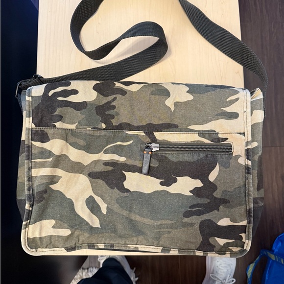 CAMO messenger bag by Levi Dockers with adjustable strap and snap closure. - Picture 5 of 5